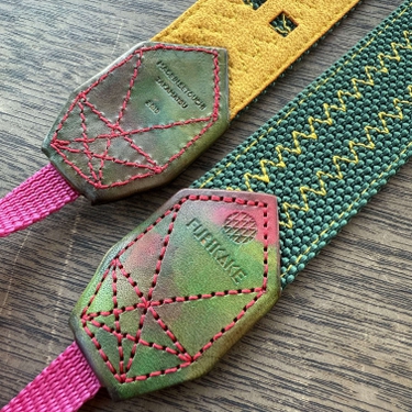 30mm幅カメラストラップ＿モスグリーン（裏地イエロー）（革ムラ染め）