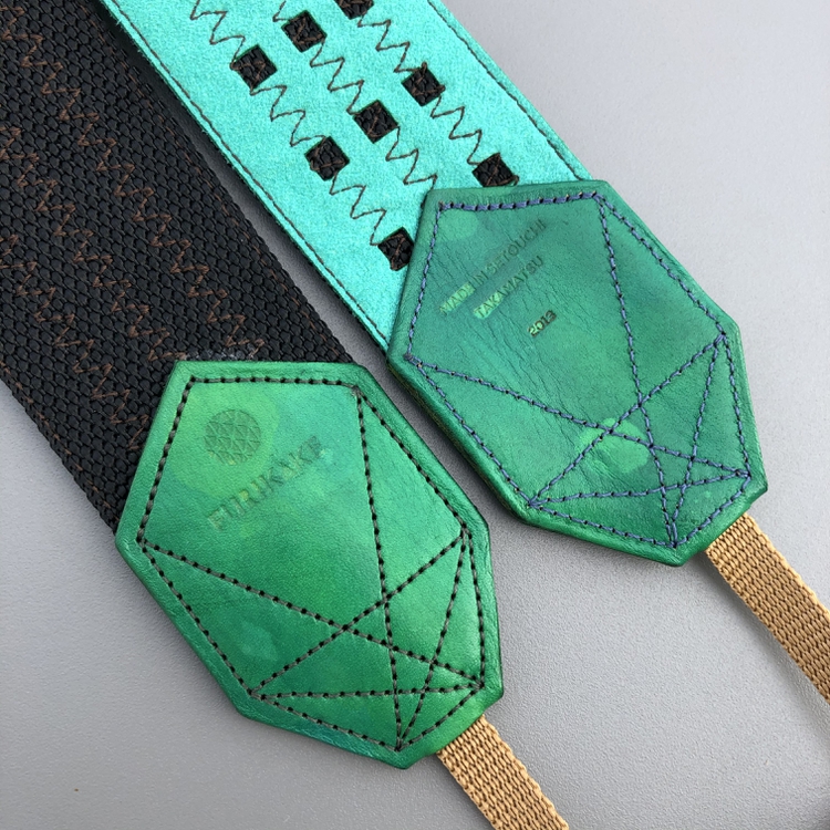 50mm幅カメラストラップ＿ブラック［ブラウンステッチ］（裏地ソーダ）（革グリーン）