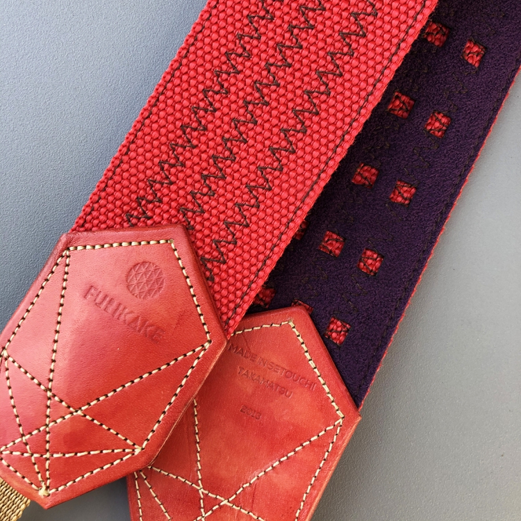 50mm幅カメラストラップ＿レッド［ブラウンステッチ］（裏地紫）（革ムラ染め赤）